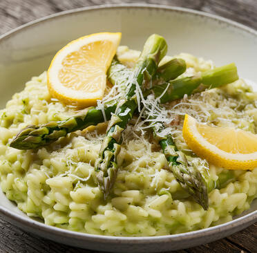 Bärlauch-Graupenrisotto mit Spargel