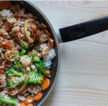 Bunte Reispfanne mit Nüssen